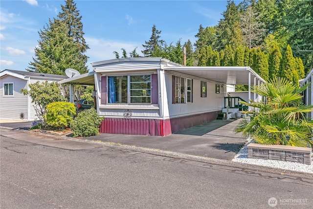 manufactured / mobile home with driveway and an attached carport
