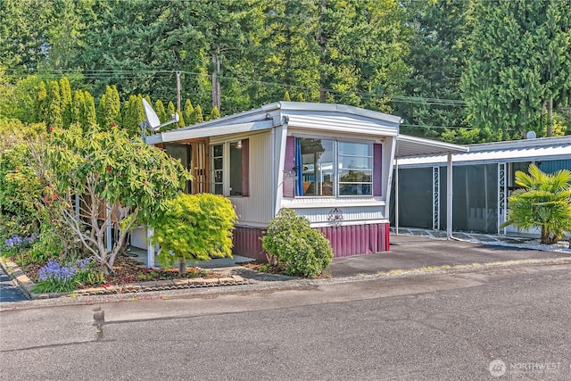 view of front of home featuring driveway and a carport