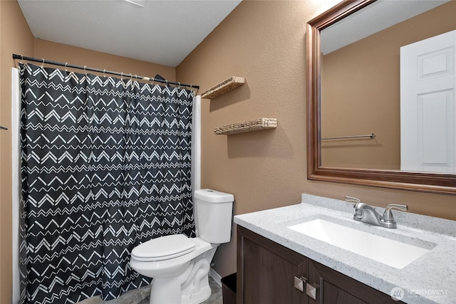 full bath with toilet, a shower with shower curtain, and vanity