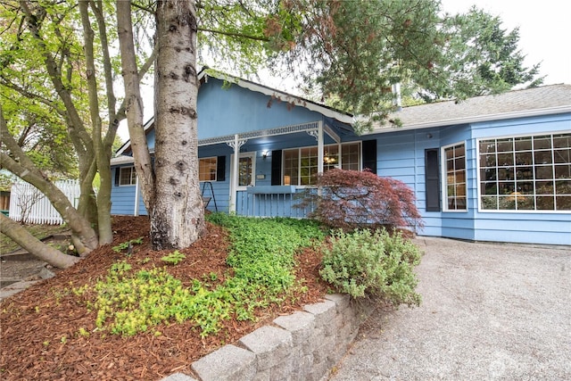 2916 SW 329th St, Federal Way, WA 98023 - view of front of property with a porch
