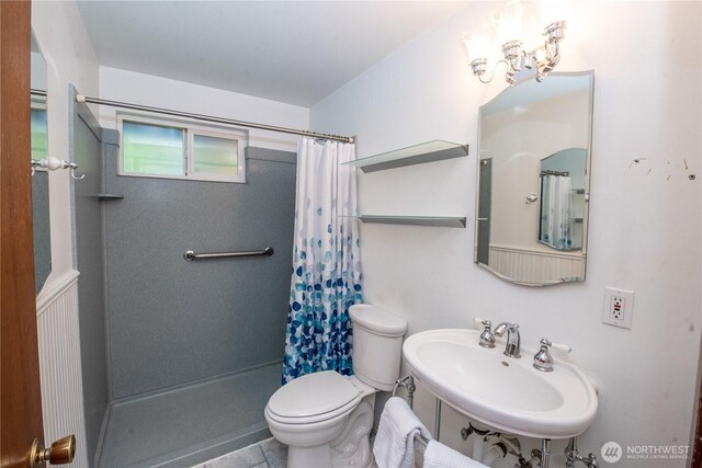 2916 SW 329th St, Federal Way, WA 98023 - full bathroom featuring a sink, toilet, and a shower with curtain
