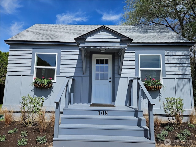 view of front facade featuring a shingled roof