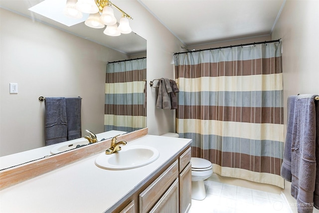 bathroom with an inviting chandelier, vanity, a shower with curtain, and toilet