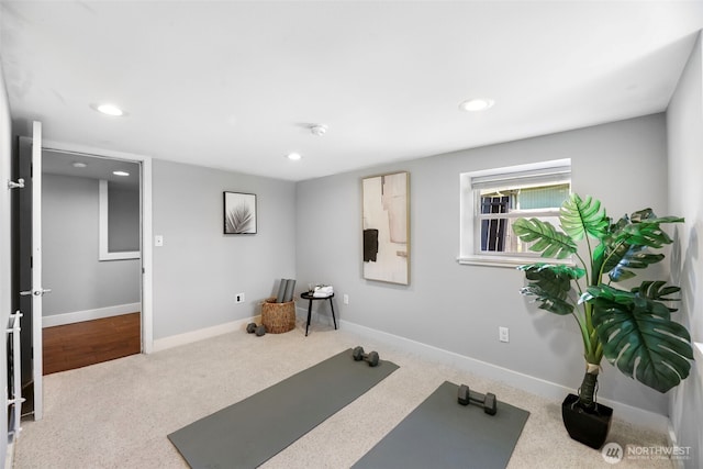 workout area featuring carpet floors, recessed lighting, and baseboards