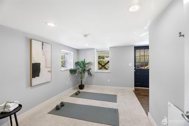 workout room featuring recessed lighting, plenty of natural light, and baseboards