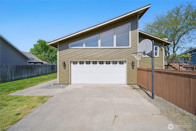 view of front of house featuring fence, driveway, and a front yard