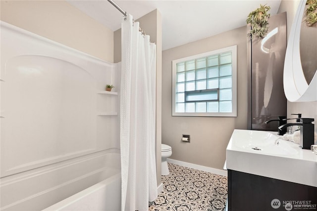 bathroom featuring baseboards, shower / bath combo, toilet, and vanity