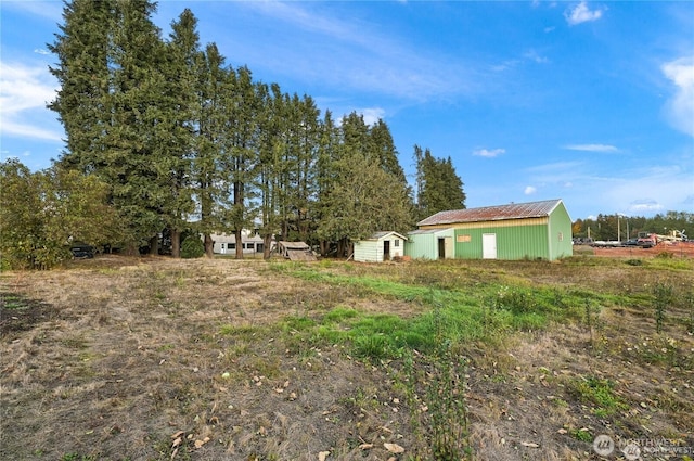 view of yard featuring an outbuilding