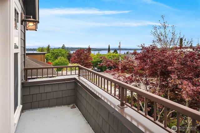 325 6th Ave S, Kirkland, WA 98033 - balcony featuring a water view