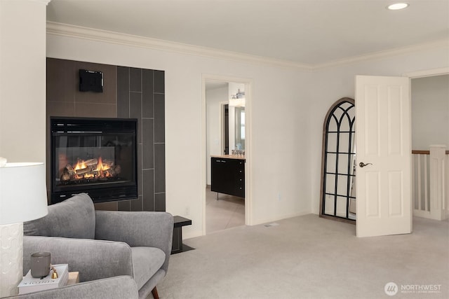 325 6th Ave S, Kirkland, WA 98033 - living area featuring carpet floors, recessed lighting, a glass covered fireplace, and ornamental molding