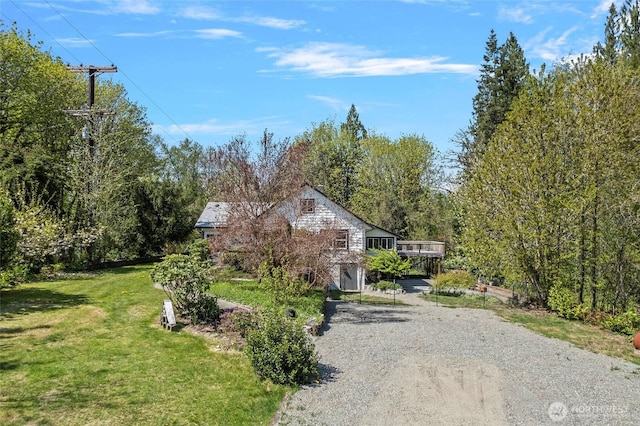 view of front facade with driveway and a front yard