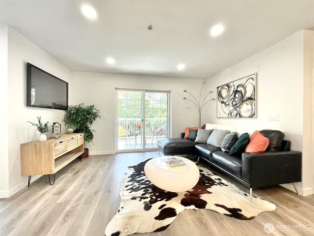 living area with light wood-style flooring, baseboards, and recessed lighting