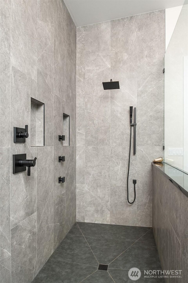 bathroom featuring tiled shower