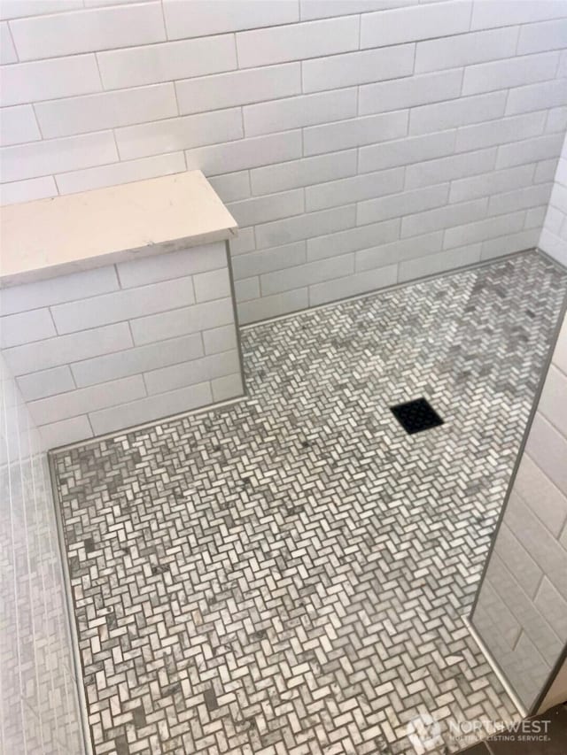 bathroom featuring tiled shower