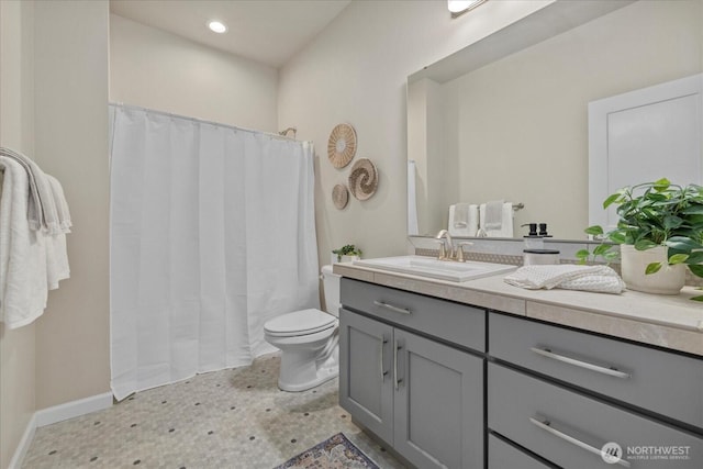 full bath featuring a shower with curtain, vanity, baseboards, toilet, and recessed lighting
