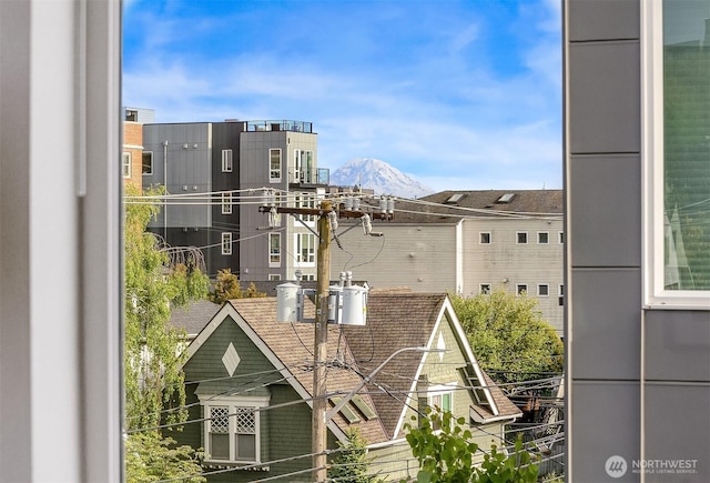 121 12th Ave E Unit 506, Seattle, WA 98102 - view of city with mountains