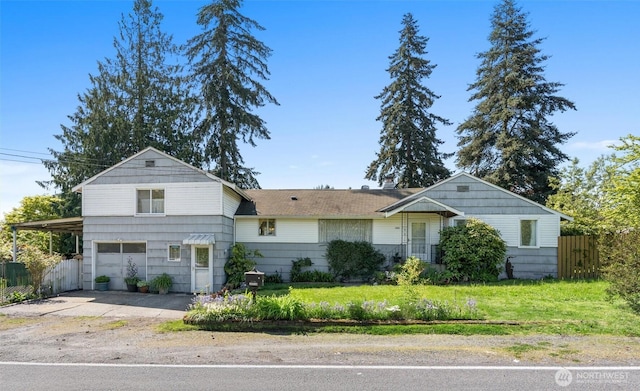 view of front of property featuring fence, a garage, and driveway