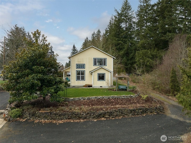 view of front of home featuring crawl space and a front yard
