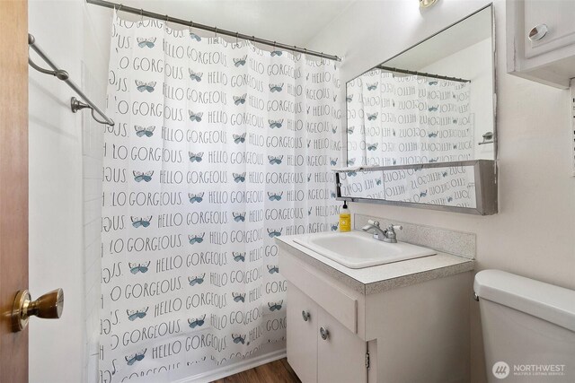 full bathroom with vanity, curtained shower, and toilet