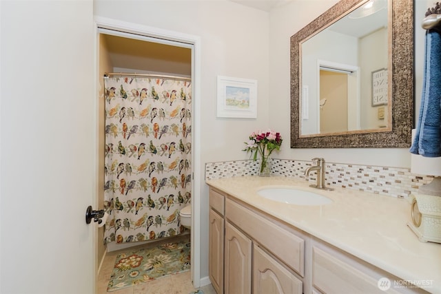 full bathroom featuring toilet, a shower with curtain, and vanity