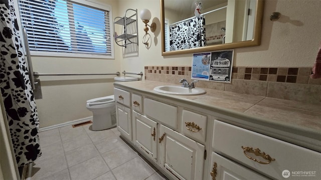 942 S 293rd St, Federal Way, WA 98003 - full bathroom featuring vanity, toilet, tile patterned floors, a shower with shower curtain, and baseboards