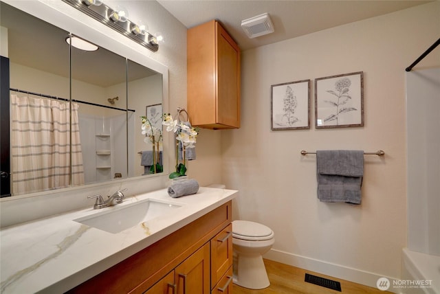 full bath with a shower with curtain, baseboards, visible vents, and toilet