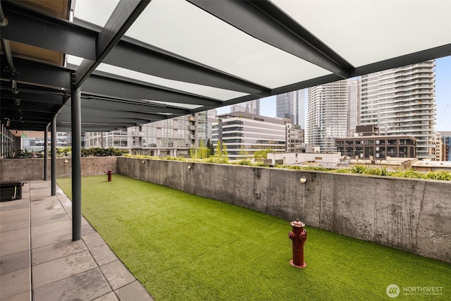 view of yard featuring a city view