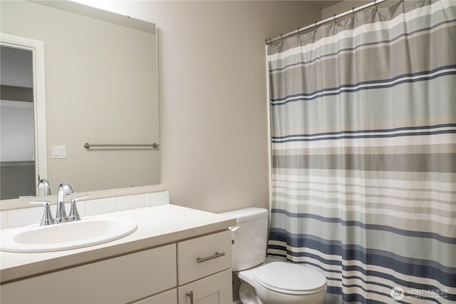 bathroom with toilet, a shower with curtain, and vanity