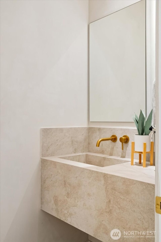 bathroom featuring a sink