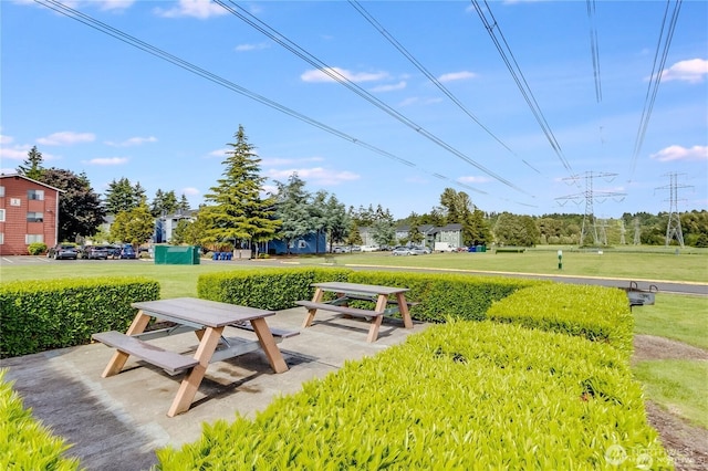 view of property's community featuring a lawn