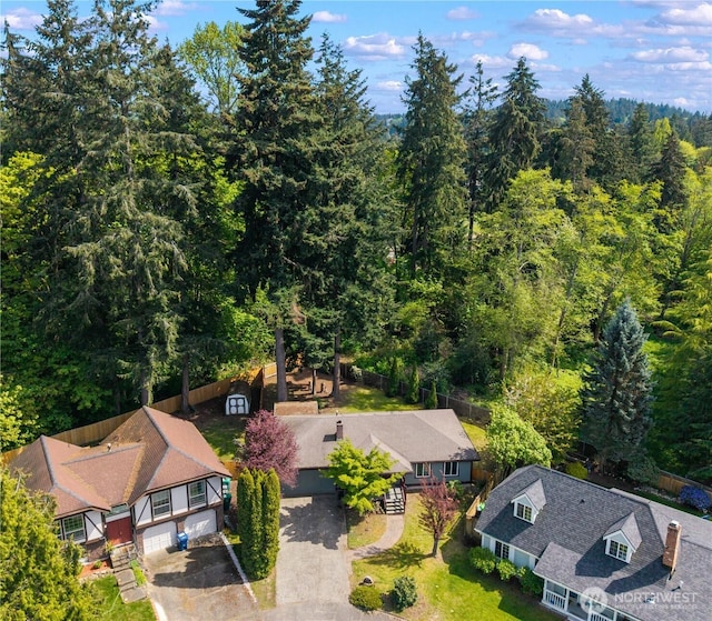 bird's eye view featuring a wooded view