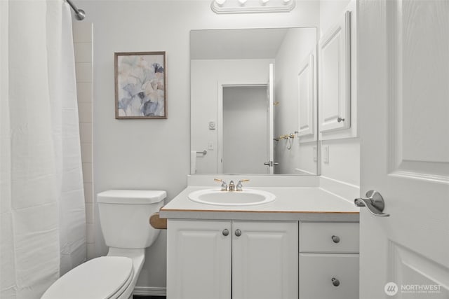 bathroom with toilet, a shower with curtain, and vanity