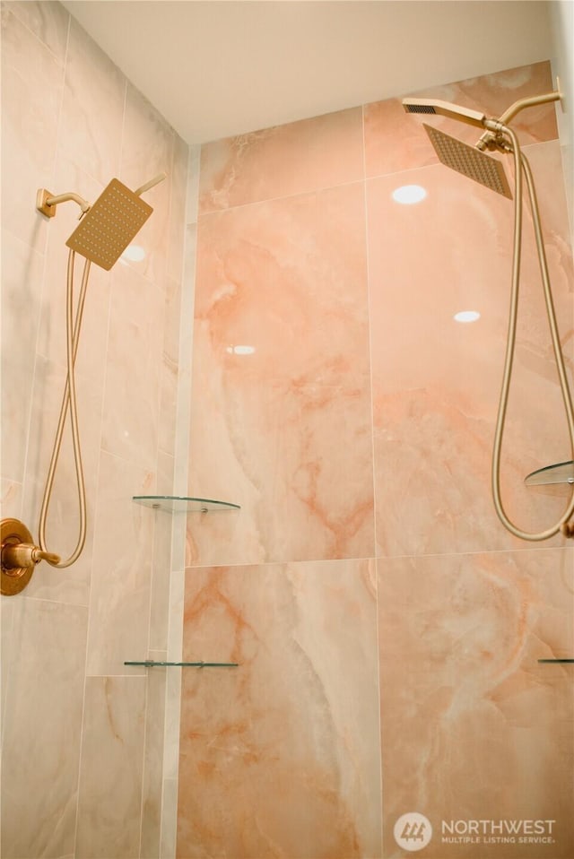 room details featuring tiled shower