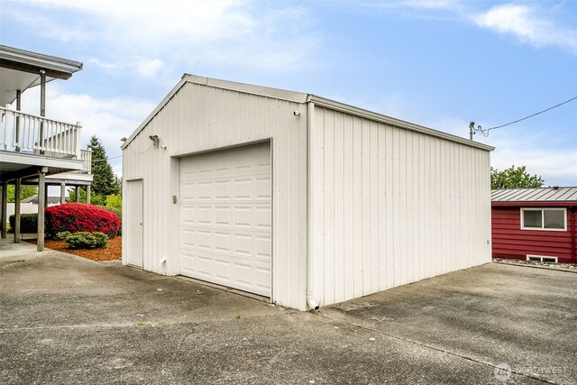 detached garage featuring concrete driveway