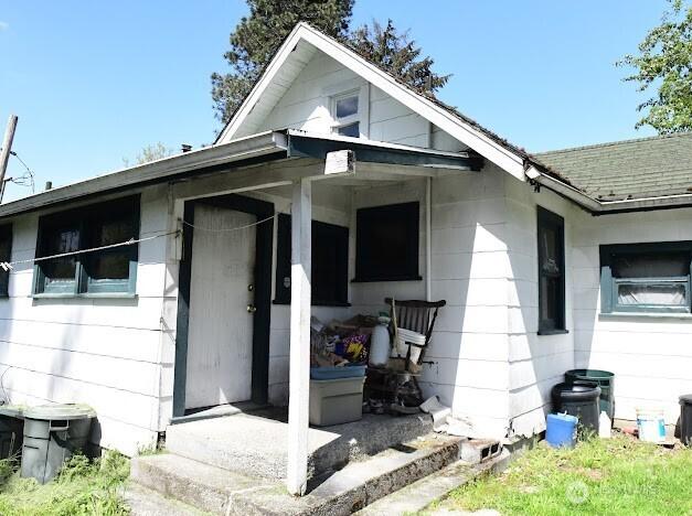 2522 Chesney Rd E, Tacoma, WA 98445 - rear view of property featuring roof with shingles