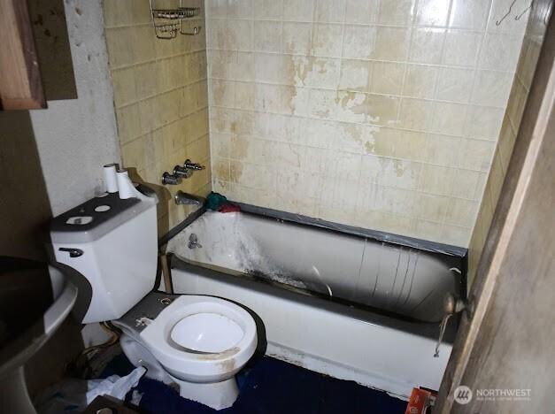 2522 Chesney Rd E, Tacoma, WA 98445 - bathroom with toilet and shower / tub combination