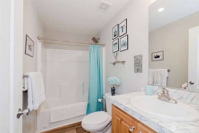 full bath featuring shower / tub combo with curtain, vanity, toilet, and visible vents