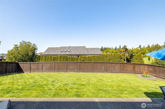 view of yard featuring a fenced backyard