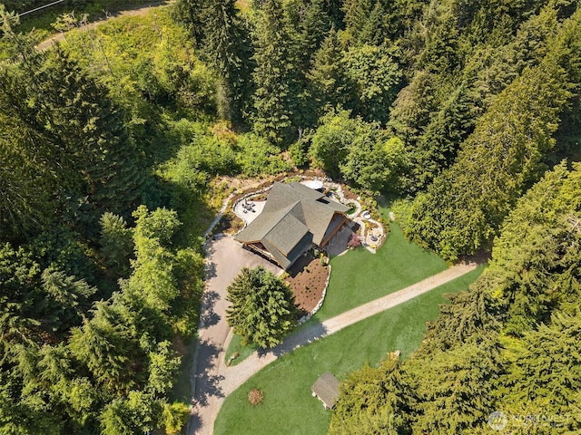 birds eye view of property featuring a forest view