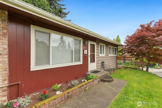 view of front of property with a front yard