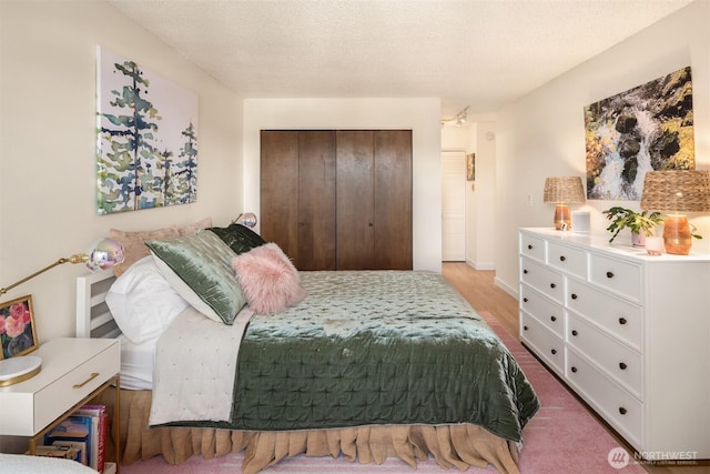 bedroom featuring baseboards, carpet, and a closet