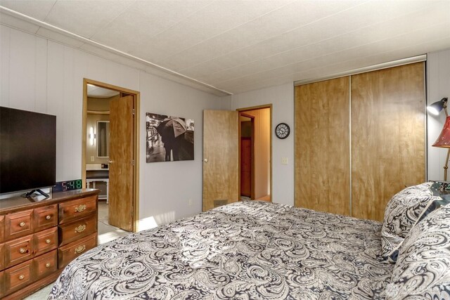 bedroom featuring a closet