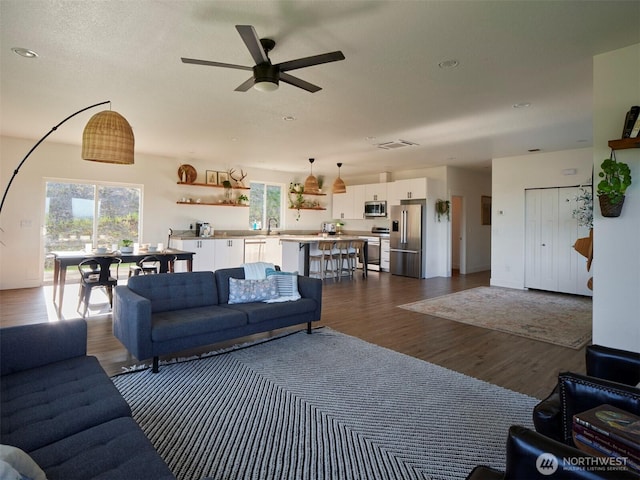 159 Bootjack Ln, Kelso, WA 98626 - living area featuring a ceiling fan, visible vents, dark wood-style floors, and recessed lighting
