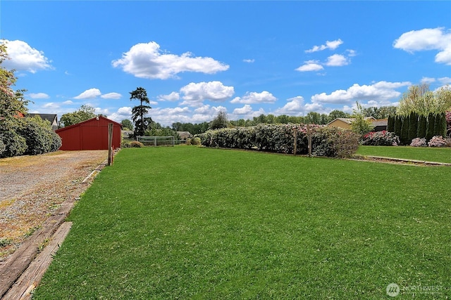 view of yard featuring a pole building and an outdoor structure