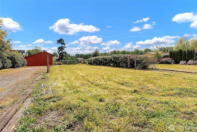 view of yard featuring an outbuilding