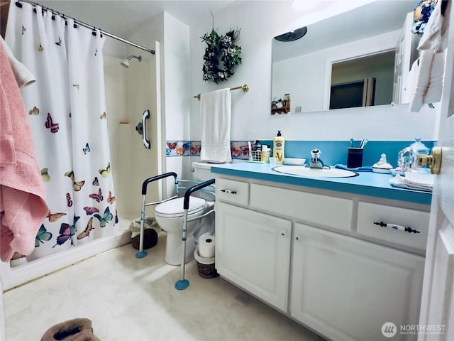full bath featuring vanity, curtained shower, and toilet