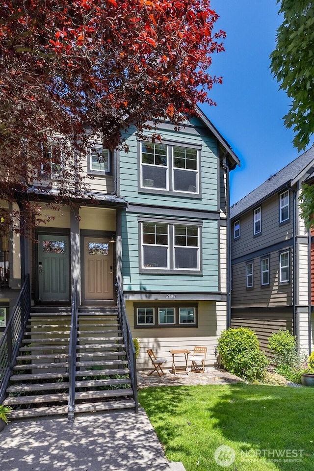 2608 SW Myrtle St, Seattle, WA 98106 - view of front of property featuring a front lawn