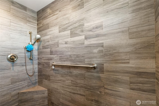 bathroom featuring a tile shower
