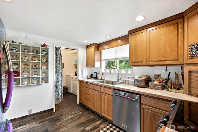 kitchen with decorative backsplash, a sink, stainless steel appliances, recessed lighting, and dark wood-type flooring