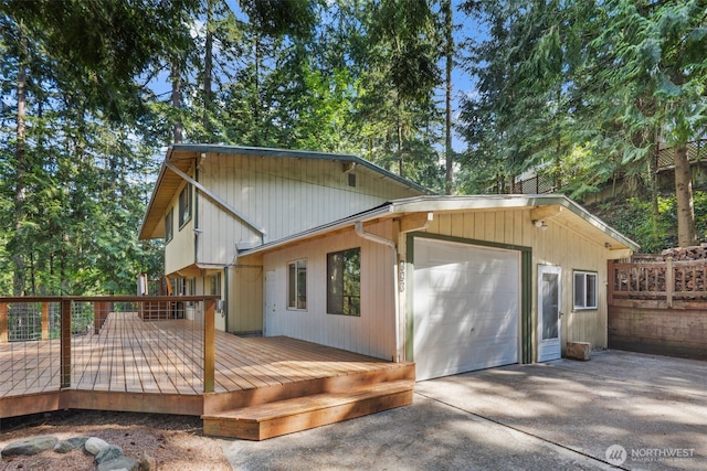 540 SW Fernwood St, Issaquah, WA 98027 - back of property with driveway, a deck, and an attached garage